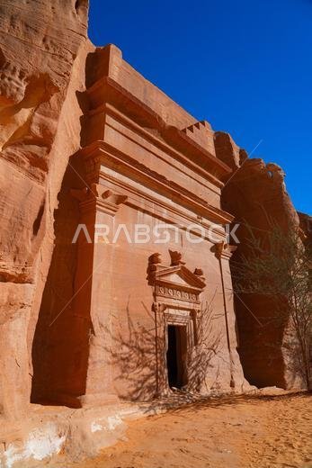 المقابر النبطية القديمة المنحوتة في الصخر في جبانة جبل البنات في الحِجر، العلا، المملكة العربية السعودية