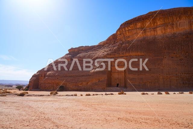 المقابر النبطية القديمة المنحوتة في الصخر في جبانة جبل البنات في الحِجر، العلا، المملكة العربية السعودية