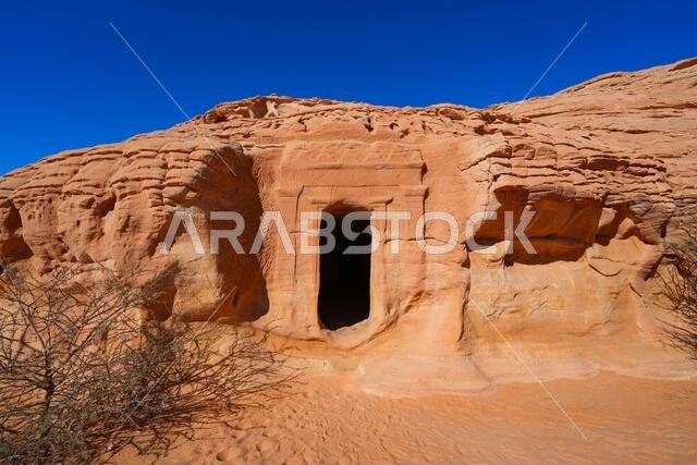 المقابر النبطية القديمة المنحوتة في الصخر في جبانة جبل البنات في الحِجر، العلا، المملكة العربية السعودية