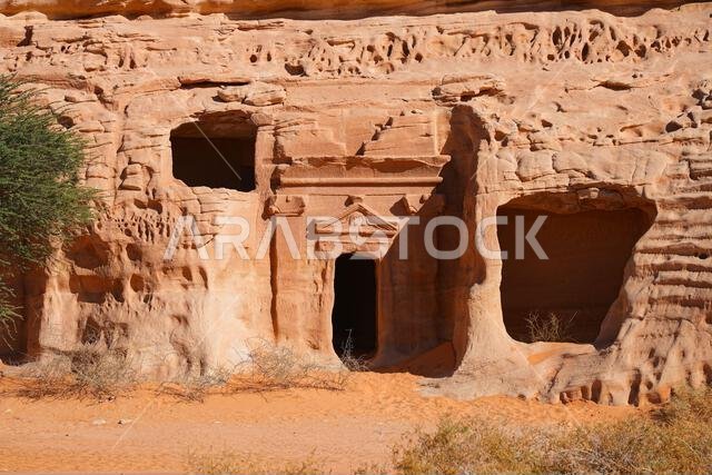 المقابر النبطية القديمة المنحوتة في الصخر في جبانة جبل البنات في الحِجر، العلا، المملكة العربية السعودية