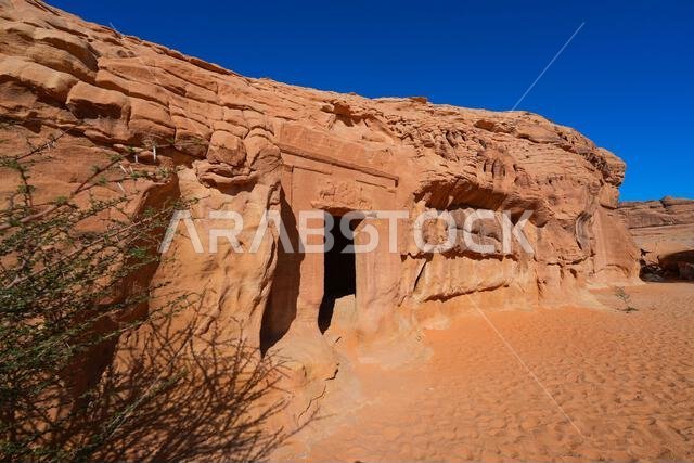 المقابر النبطية القديمة المنحوتة في الصخر في جبانة جبل البنات في الحِجر، العلا، المملكة العربية السعودية