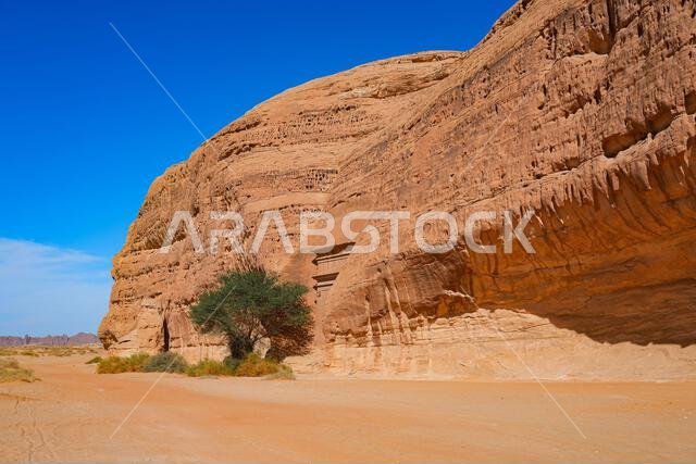 المقابر النبطية القديمة المنحوتة في الصخر في جبانة جبل البنات في الحِجر، العلا، المملكة العربية السعودية المقابر النبطية القديمة المنحوتة في الصخر في جبانة جبل البنات في الحِجر، العلا، المملكة العربية السعودية