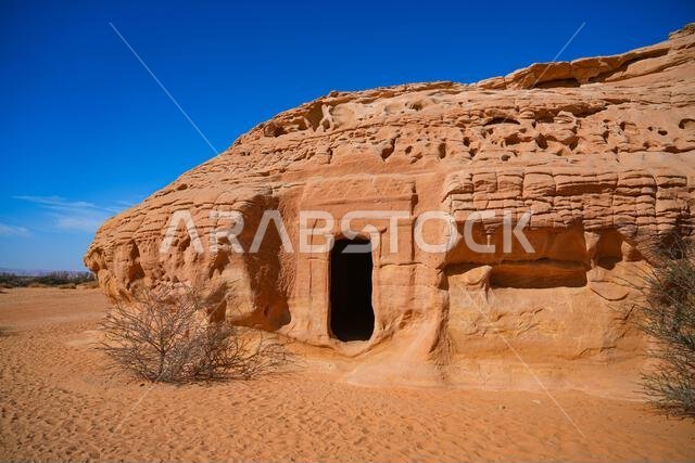 المقابر النبطية القديمة المنحوتة في الصخر في جبانة جبل البنات في الحِجر، العلا، المملكة العربية السعودية
