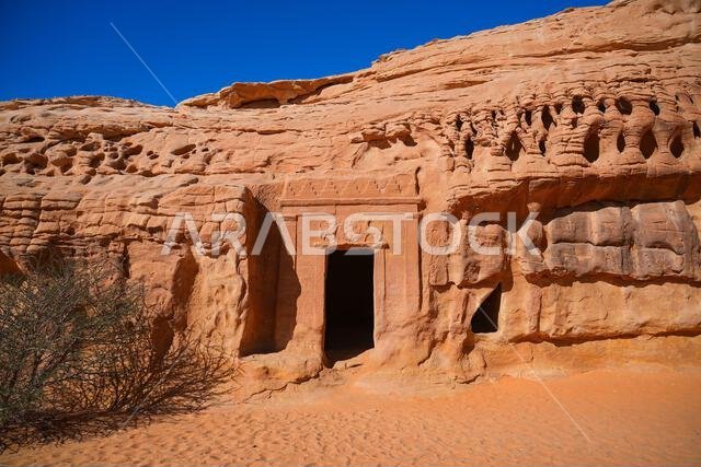 المقابر النبطية القديمة المنحوتة في الصخر في جبانة جبل البنات في الحِجر، العلا، المملكة العربية السعودية