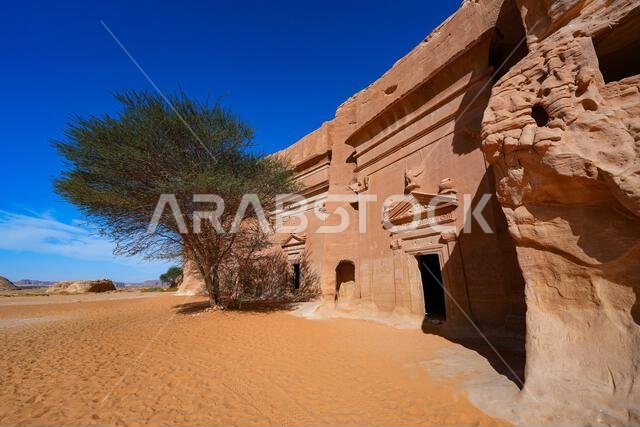 المقابر النبطية القديمة المنحوتة في الصخر في جبانة جبل البنات في الحِجر، العلا، المملكة العربية السعودية