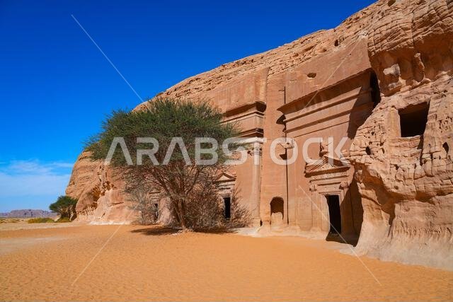المقابر النبطية القديمة المنحوتة في الصخر في جبانة جبل البنات في الحِجر، العلا، المملكة العربية السعودية
