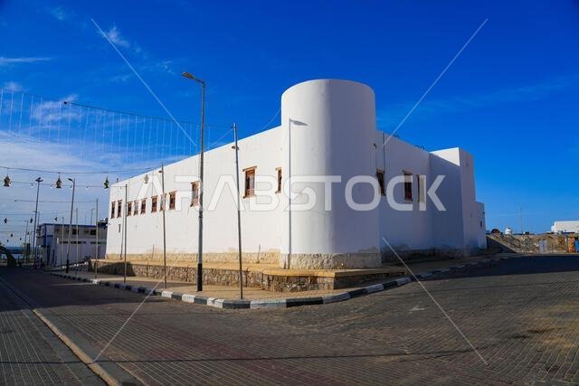 قصر الإمارة القديم التاريخي مع برجه الدفاعي في أملج، المملكة العربية السعودية قصر الإمارة القديم التاريخي مع برجه الدفاعي في أملج، المملكة العربية السعودية