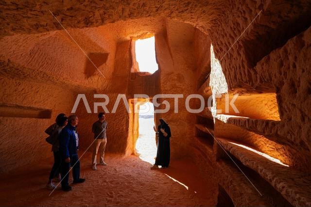 الجزء الداخلي من غرفة الدفن النبطية القديمة مع المواقع في جبل البنات في الحجر، العلا، المملكة العربية السعودية
