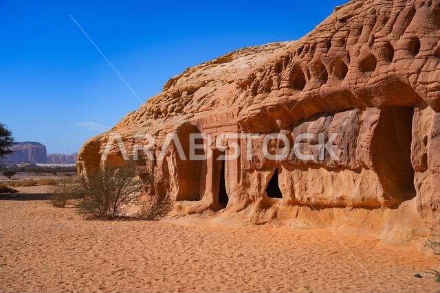 المقابر النبطية القديمة المنحوتة في الصخر في جبانة جبل البنات في الحِجر، العلا، المملكة العربية السعودية المقابر النبطية القديمة المنحوتة في الصخر في جبانة جبل البنات في الحِجر، العلا، المملكة العربية السعودية