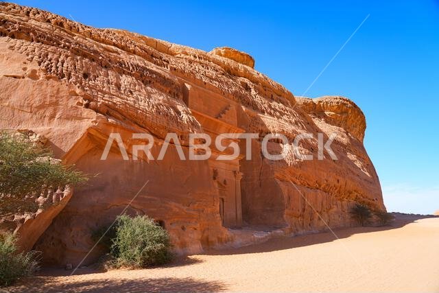المقابر النبطية القديمة المنحوتة في الصخر في جبانة جبل البنات في الحِجر، العلا، المملكة العربية السعودية