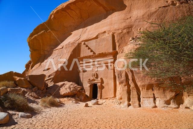 المقابر النبطية القديمة المنحوتة في الصخر في جبانة جبل البنات في الحِجر، العلا، المملكة العربية السعودية المقابر النبطية القديمة المنحوتة في الصخر في جبانة جبل البنات في الحِجر، العلا، المملكة العربية السعودية