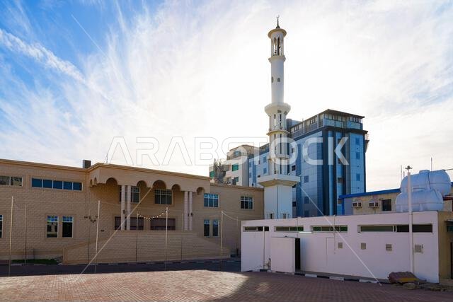مسجد الميناء ومئذنته الحديثة في مدينة أملج الساحلية، المملكة العربية السعودية