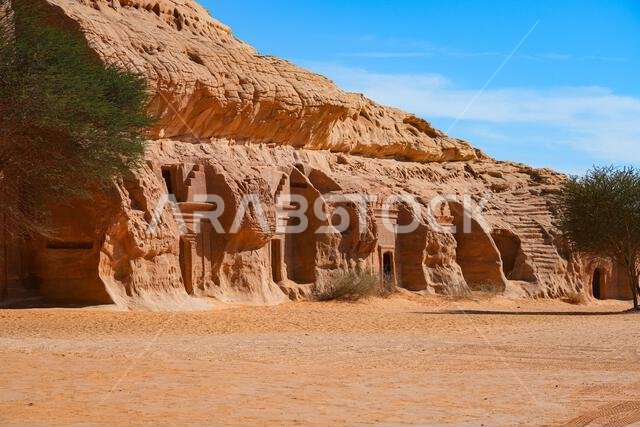 المقابر النبطية القديمة المنحوتة في الصخر في جبانة جبل البنات في الحِجر، العلا، المملكة العربية السعودية