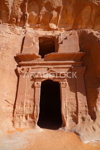 المقابر النبطية القديمة المنحوتة في الصخر في جبانة جبل البنات في الحِجر، العلا، المملكة العربية السعودية