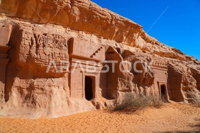 المقابر النبطية القديمة المنحوتة في الصخر في جبانة جبل البنات في الحِجر، العلا، المملكة العربية السعودية