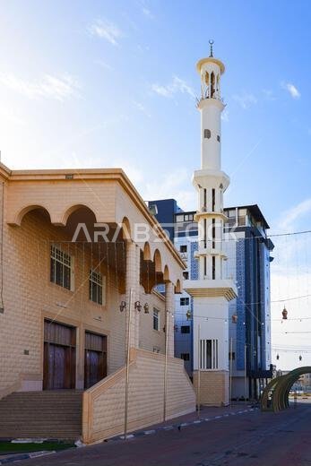 مسجد الميناء ومئذنته الحديثة في مدينة أملج الساحلية، المملكة العربية السعودية