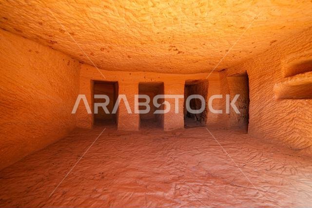 الجزء الداخلي من مقبرة نبطية محفورة في جبل البنات في الهجرة، العلا، المملكة العربية السعودية