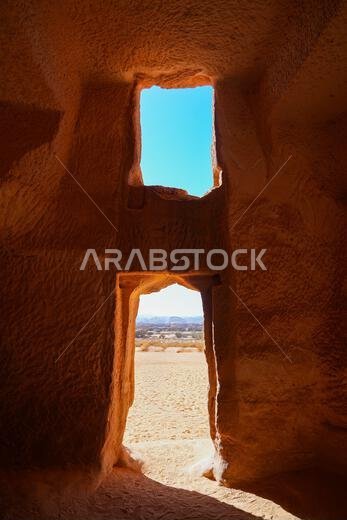 الجزء الداخلي من مقبرة نبطية محفورة في جبل البنات في الهجرة، العلا، المملكة العربية السعودية