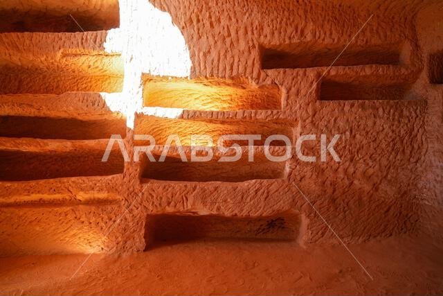 الجزء الداخلي من غرفة الدفن النبطية القديمة مع المواقع في جبل البنات في الحجر، العلا، المملكة العربية السعودية
