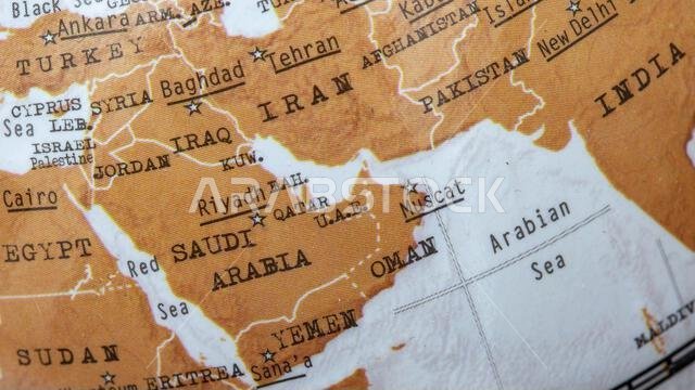 صورة مقرّبة لخريطة أطلس مطبوعة تُظهر الشرق الأوسط بما في ذلك إيران والمملكة العربية السعودية والعراق والخليج العربي. صورة جغرافية مفاهيمية