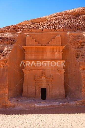 المقابر النبطية القديمة المنحوتة في الصخر في جبانة جبل البنات في الحِجر، العلا، المملكة العربية السعودية المقابر النبطية القديمة المنحوتة في الصخر في جبانة جبل البنات في الحِجر، العلا، المملكة العربية السعودية