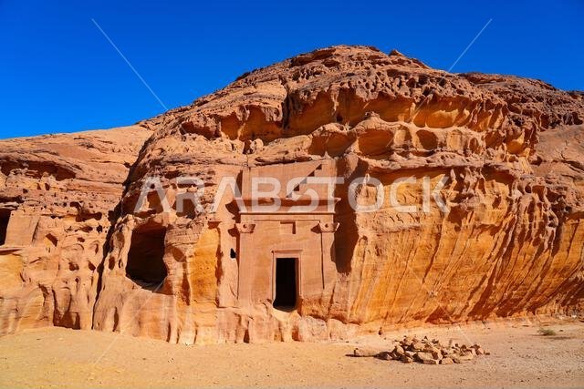 المقابر المهيبة في جبل الأحمر، الحجر، العلا، المملكة العربية السعودية
