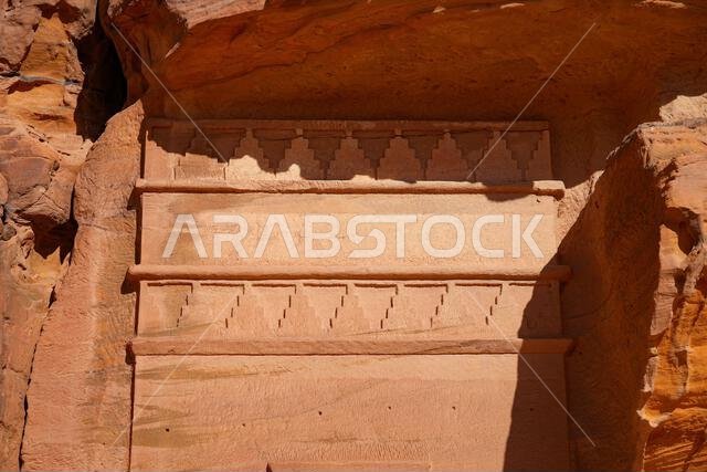 نقوش نبطية معقدة على شكل درجات على واجهة قبر في جبل الأحمر في الحِجر، العلا، المملكة العربية السعودية
