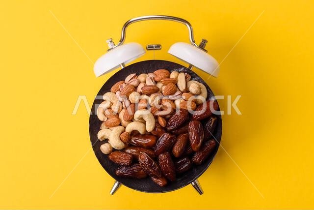 تمر مجفف على طبق خزفي لرمضان أو الإفطار. التمر المجفف كخلفية طعام لتصميمك