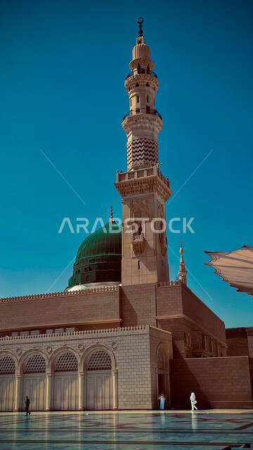 صورة جمالية مقربة وقت النهار للمسجد النبوي الشريف ، المئذنة و القبة الزرقاء للمسجد النبوي في المدينة المنورة في المملكة العربية السعودية ، العبادة و التقرب الى الله ، الحرم النبوي الشريف ، المدينة المنورة ، المعالم الدينية بالسعودية