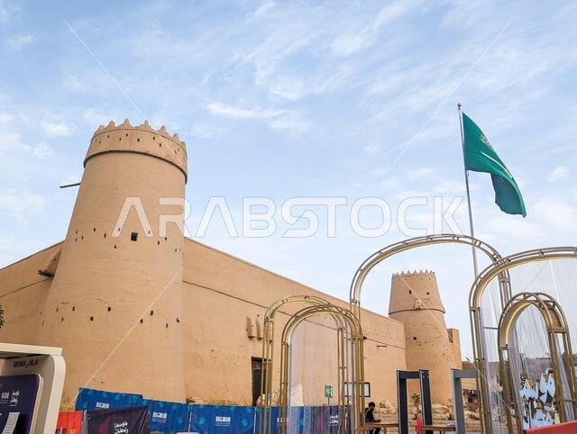 الرياض، المملكة العربية السعودية، 30 مارس 2024. منظر خارجي لمتحف قصر المصمك (قلعة المصمك) في الرياض في يوم مشمس.