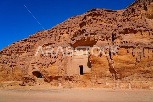 المقابر المهيبة في جبل الأحمر، الحجر، العلا، المملكة العربية السعودية المقابر المهيبة في جبل الأحمر، الحجر، العلا، المملكة العربية السعودية