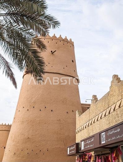 الرياض، المملكة العربية السعودية، 30 مارس 2024. منظر خارجي لمتحف قصر المصمك (قلعة المصمك) في الرياض في يوم مشمس.