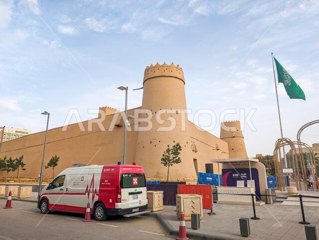 الرياض، المملكة العربية السعودية، 30 مارس 2024. منظر خارجي لمتحف قصر المصمك (قلعة المصمك) في الرياض في يوم مشمس.