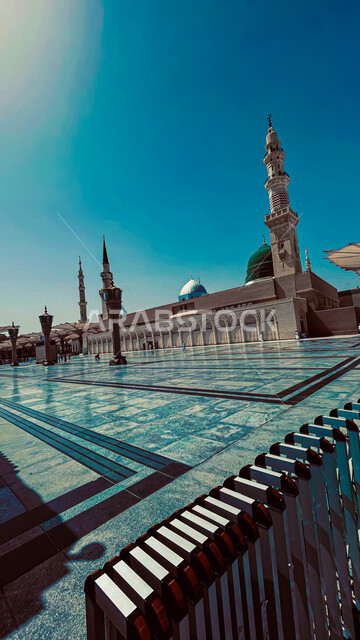 صورة جمالية وقت النهار للمسجد النبوي الشريف ، المئذنة و القبة الزرقاء للمسجد النبوي في المدينة المنورة في المملكة العربية السعودية ، العبادة و التقرب الى الله ، الحرم النبوي الشريف ، المدينة المنورة ، المعالم الدينية بالسعودية 