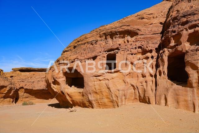 المقابر المهيبة في جبل الأحمر، الحجر، العلا، المملكة العربية السعودية