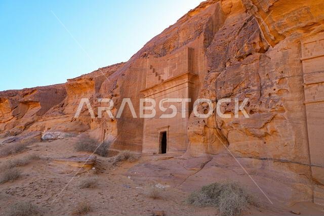 المقابر المهيبة في جبل الأحمر، الحجر، العلا، المملكة العربية السعودية المقابر المهيبة في جبل الأحمر، الحجر، العلا، المملكة العربية السعودية