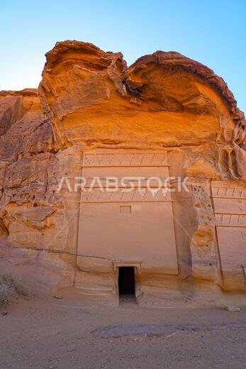 المقابر المهيبة في جبل الأحمر، الحجر، العلا، المملكة العربية السعودية المقابر المهيبة في جبل الأحمر، الحجر، العلا، المملكة العربية السعودية