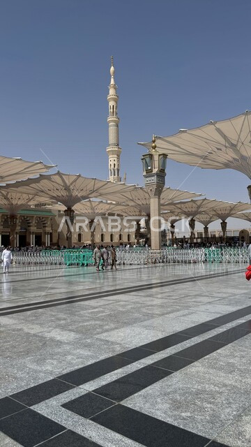صورة جمالية وقت النهار للمسجد النبوي الشريف ، المئذنة و القبة الزرقاء للمسجد النبوي في المدينة المنورة في المملكة العربية السعودية ، العبادة و التقرب الى الله ، الحرم النبوي الشريف ، المدينة المنورة ، المعالم الدينية بالسعودية 