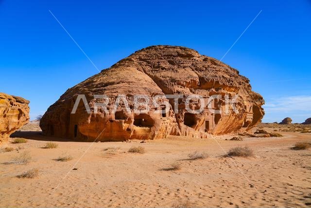 واجهات المقابر النبطية المنحوتة في الحجر الرملي الأحمر لجبل الأحمر في الحِجر، العلا، المملكة العربية السعودية
