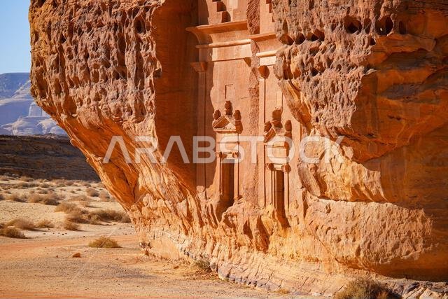 المقابر المهيبة في جبل الأحمر، الحجر، العلا، المملكة العربية السعودية المقابر المهيبة في جبل الأحمر، الحجر، العلا، المملكة العربية السعودية