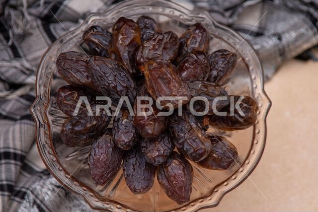 تمر مجفف. وعاء طعام من الفاكهة الحلوة