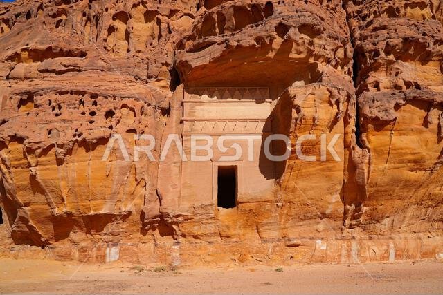 مقبرة نبطية منفردة منحوتة في صخرة رملية ضخمة في الحِجر، العلا، المملكة العربية السعودية