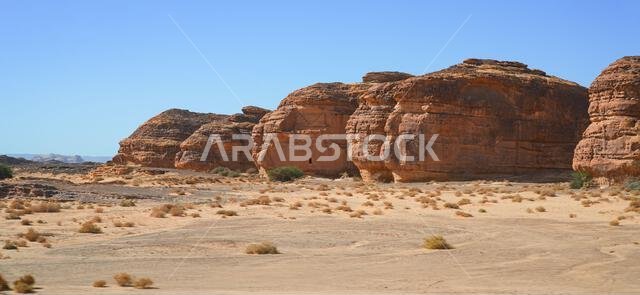 منظر بانورامي لمقابر جبل الخريمات في موقع الحِجر، العلا، المملكة العربية السعودية، وهو موقع مدرج ضمن قائمة اليونسكو للتراث العالمي.
