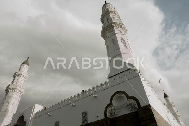 مسجد قباء، معلم إسلامي بارز، ذو طراز معماري تقليدي تحت سماء ملبدة بالغيوم، المدينة المنورة، المملكة العربية السعودية