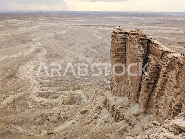 منظر بانورامي لجرف جبل طويق المهيب بعد غروب الشمس، المملكة العربية السعودية