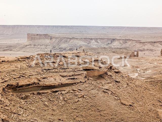 منظر بانورامي لجرف جبل طويق المهيب بعد غروب الشمس، المملكة العربية السعودية