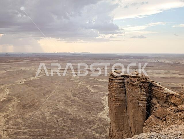 منظر بانورامي لجرف جبل طويق المهيب بعد غروب الشمس، المملكة العربية السعودية
