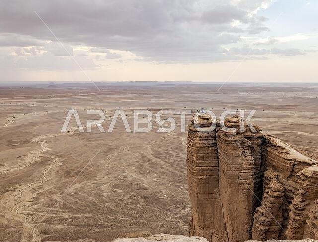 منظر بانورامي لجرف جبل طويق المهيب بعد غروب الشمس، المملكة العربية السعودية