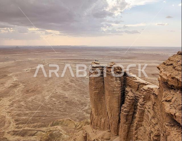 منظر بانورامي لجرف جبل طويق المهيب بعد غروب الشمس، المملكة العربية السعودية
