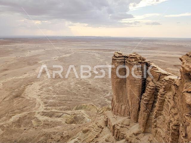 منظر بانورامي لجرف جبل طويق المهيب بعد غروب الشمس، المملكة العربية السعودية